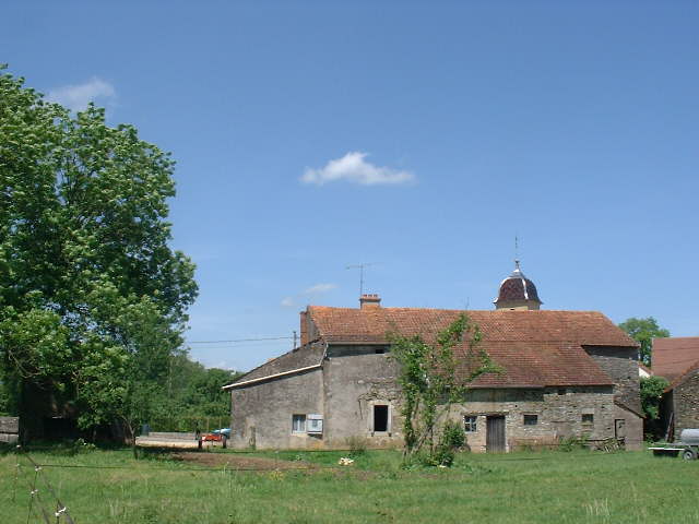 Te renoveren boerderij aan klein riviertje, Haute Saône, Frankrijk