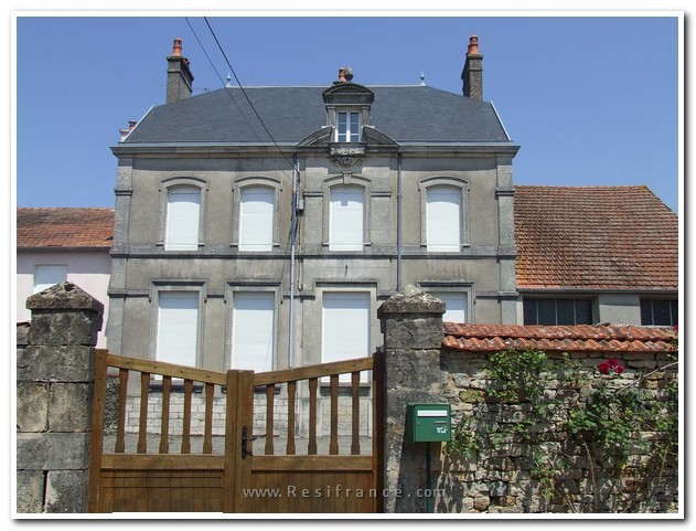 Oud schoolgebouw met voor en achtertuin, Haute-Marne, Frankrijk