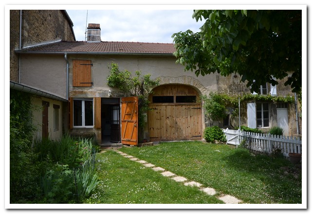 Gerenoveerde dorpswoning met voor en achtertuin, Haute-Marne, Frankrijk