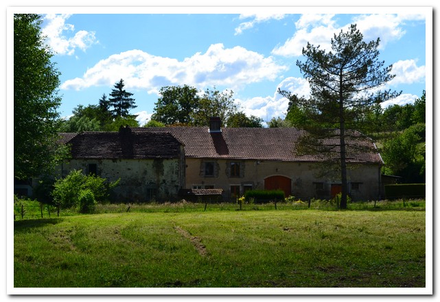Woonhuis en oude watermolen met beek en groot terrein, Haute-Saone, Frankrijk