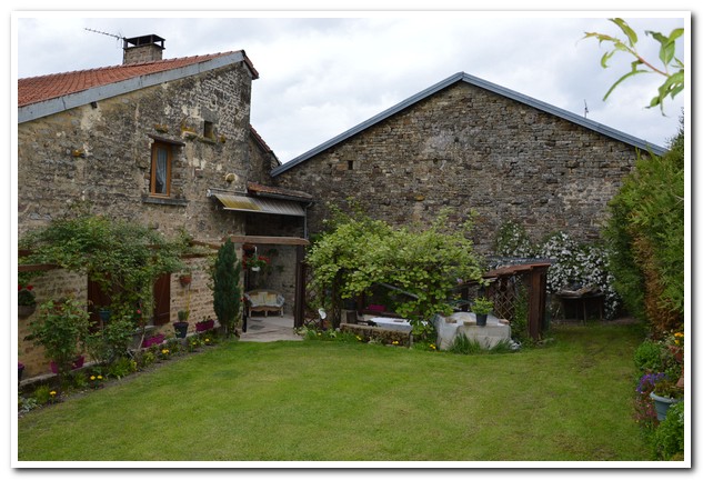 Grote dorpsboerderij met mooi stuk land en uitzicht, Haute-Marne, Frankrijk