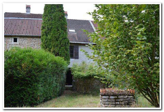 Dorpswoning met diepe tuin, grenzend aan rivier, Haute-Saone, Frankrijk