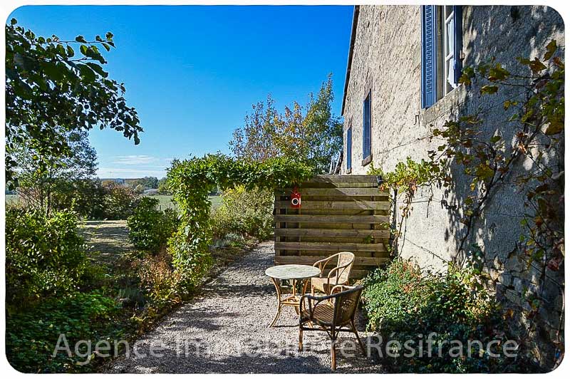 Charmant woonhuis met mooi terrein aan beekje, Haute-Marne, Frankrijk