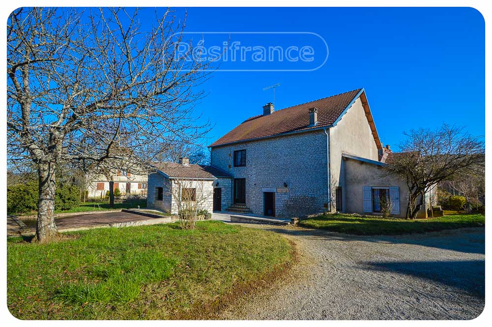 Vrijstaande dorpswoning met mooi terrein en uitzicht, Haute-Marne, Frankrijk