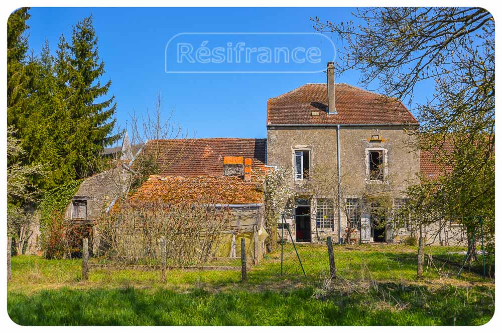 Mooi gelegen dorpswoining met groot terrein en uitzicht, Haute-Marne, Frankrijk