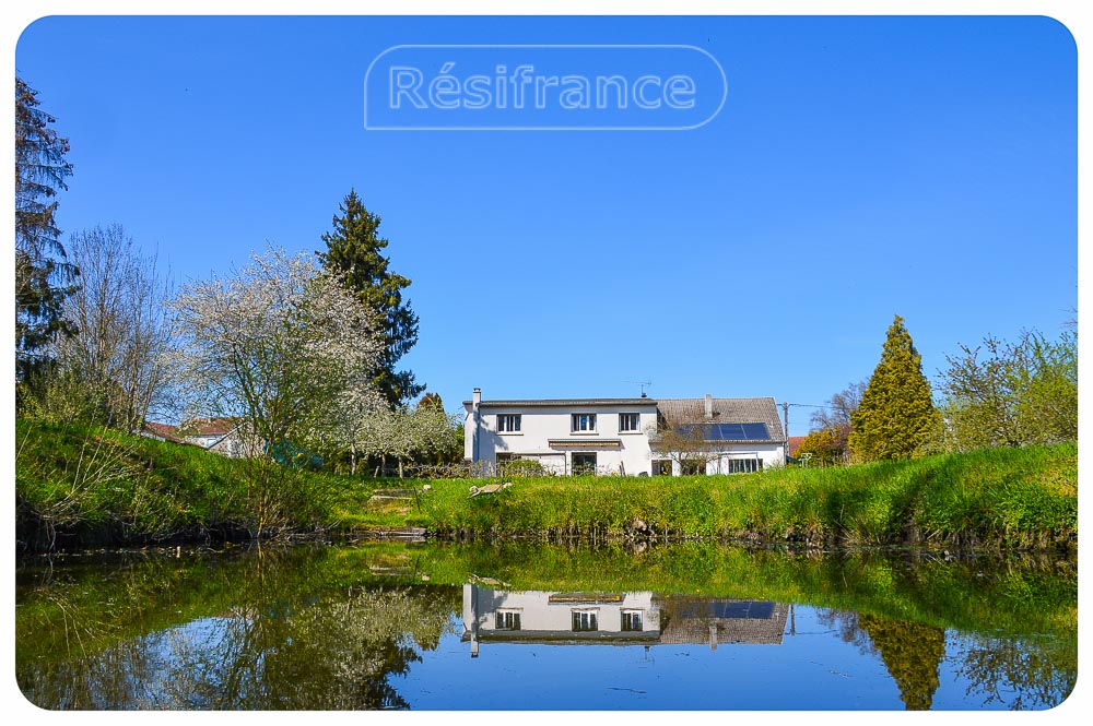 Vrijstaande dorpswoning met schitterend terrein en uitzicht, Haute-Marne, Frankrijk