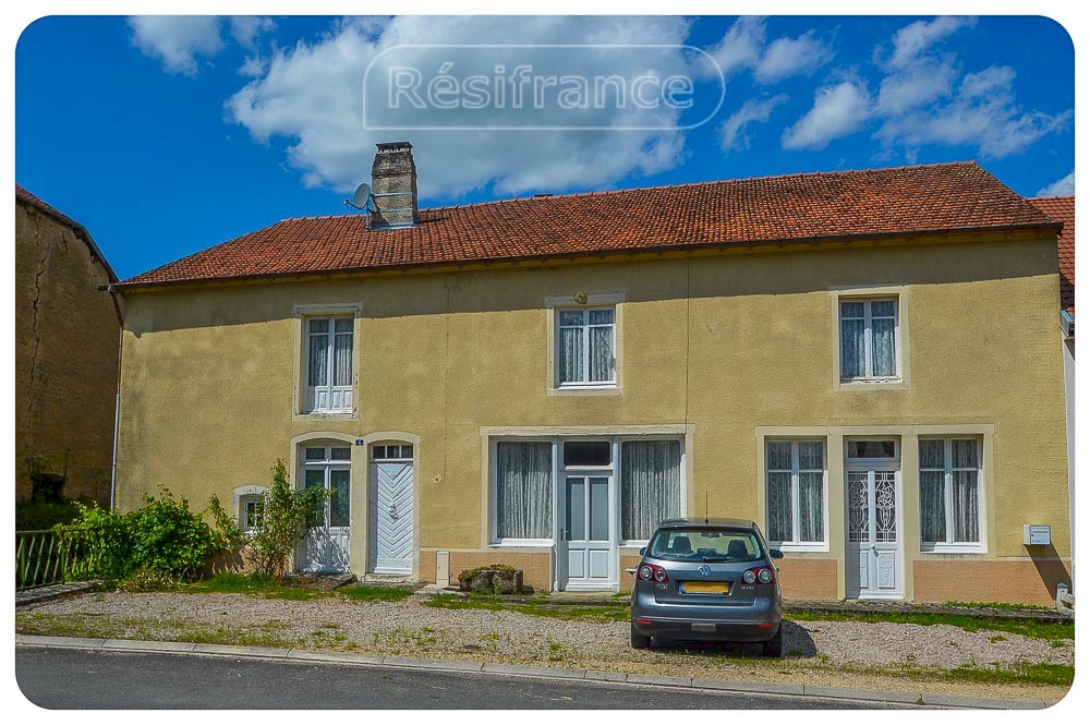 Charmante dorspwoning met tuin gelegen aan beekje, Haute-Marne, Frankrijk