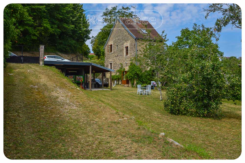 Charmante dorpswoning met grote tuin aan riviertje, Haute-Saone, Frankrijk