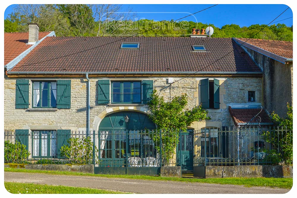 Grote karakteristieke woonboerderij met schuur en schitterend uitzicht, Haute-Saone, Frankrijk