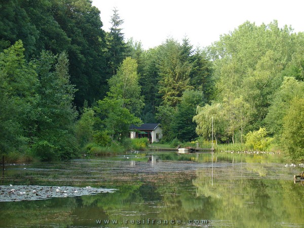 Schitterend meertje met klein recreatiehuisje, Haute-Marne, Frankrijk